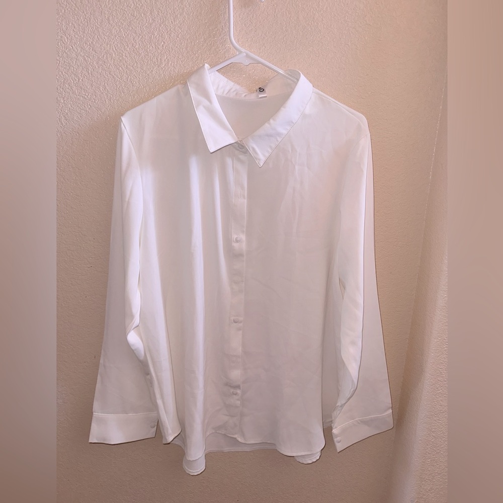 Women’s white satiny dress blouse. New with tags never worn